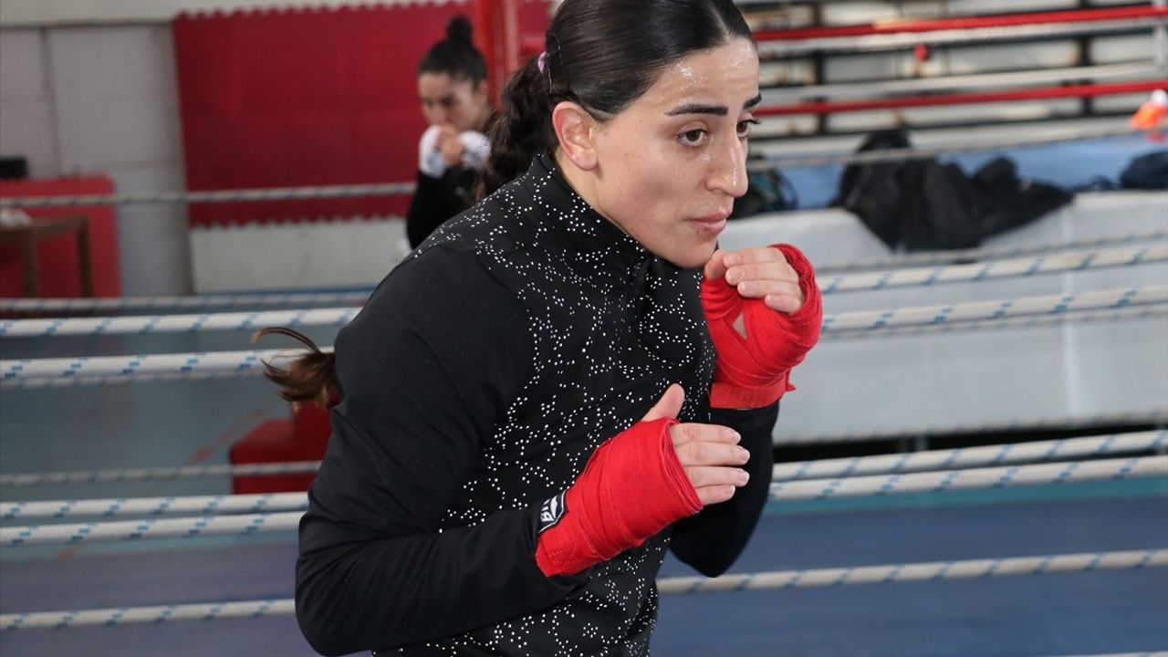 Milli Boksör Gizem Özer, Dünya Şampiyonası'nda Altın Madalya Peşinde