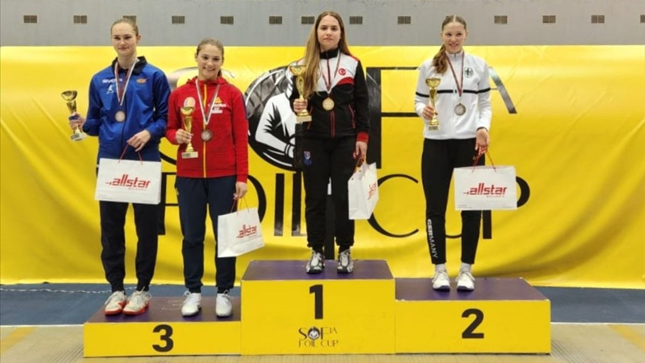 Milli Yıldız Eskrimciler, Bulgaristan ve Çekya'daki Turnuvalardan 9 Madalya İle Döndü