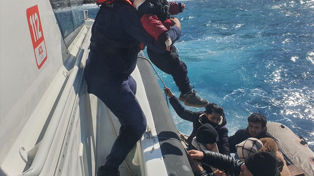 Muğla'nın Marmaris İlçesinde 13 Düzensiz Göçmen Kurtarıldı