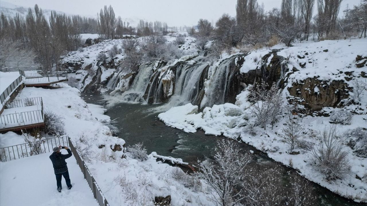 Muradiye Şelalesi Beyaza Büründü: Kartpostallık Manzaralar