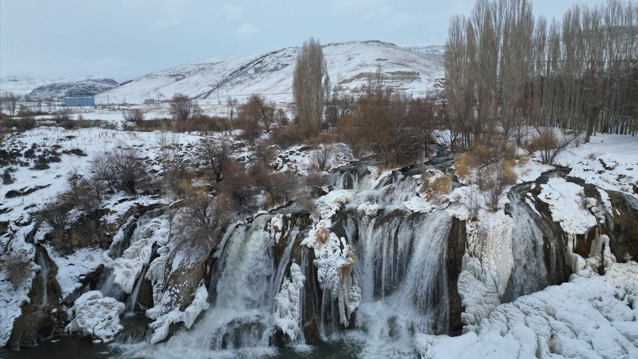 Muradiye Şelalesi Karla Kaplandı: Doğanın Büyüleyici Güzelliği