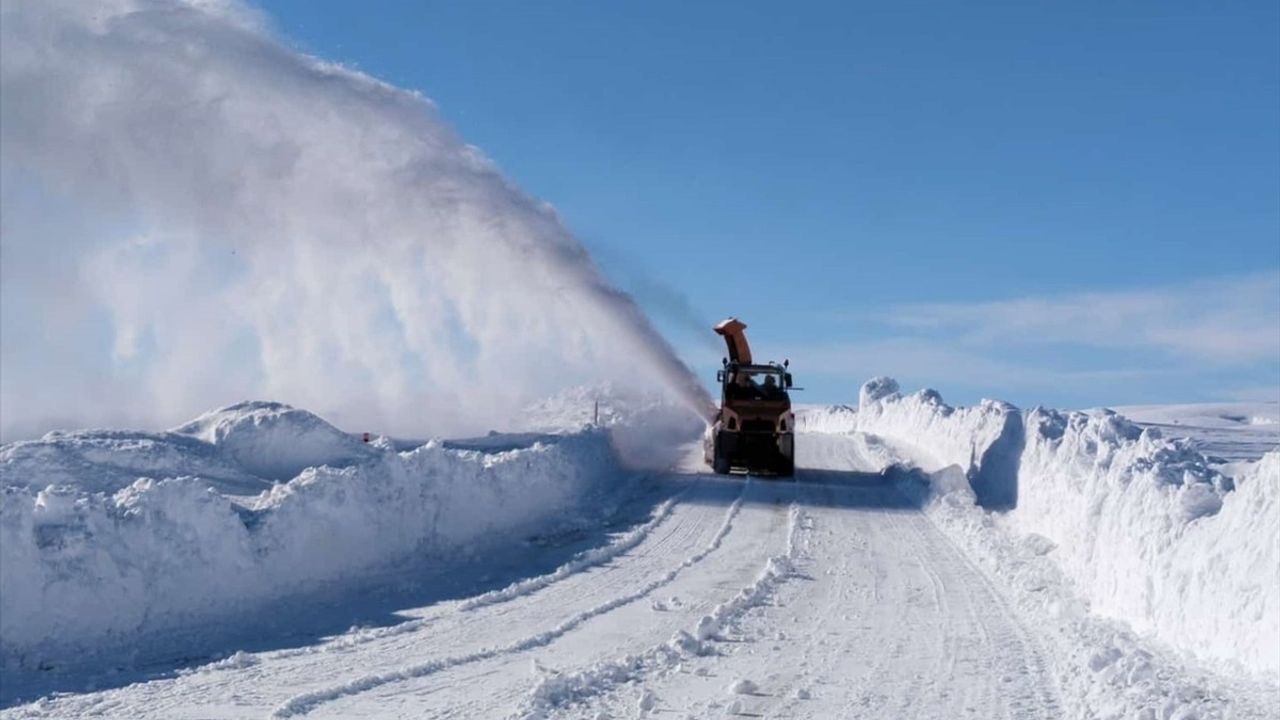 Muş'ta Tipi Nedeniyle Mahsur Kalan 30 Araç Kurtarıldı