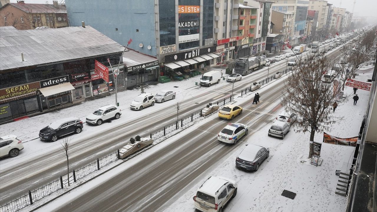 Muş'ta Yoğun Kar Yağışı Sürücüleri Zorluyor