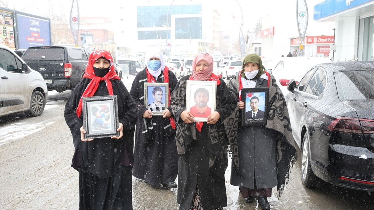 Muşlu Aileler, DEM Parti Binası Önünde Eylemlerine Devam Ediyor