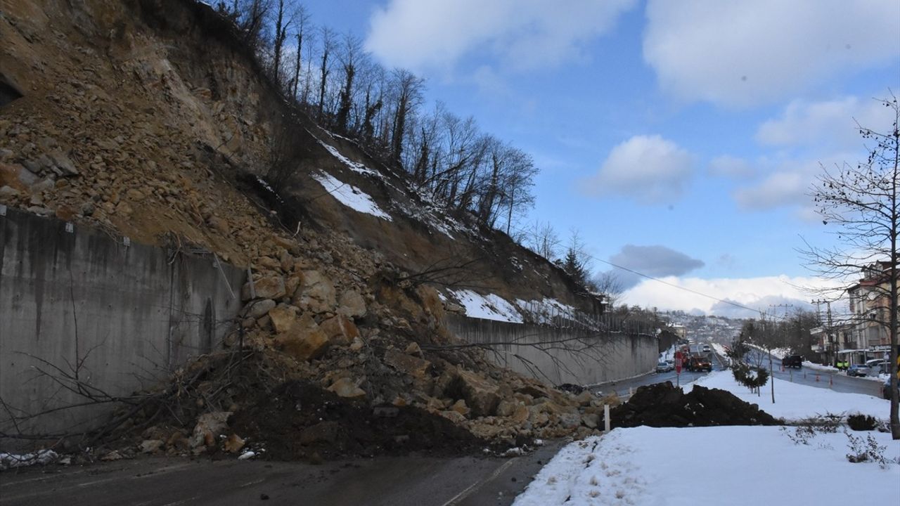Ordu-Ulubey Kara Yolu Heyelan Nedeniyle Trafiğe Kapandı