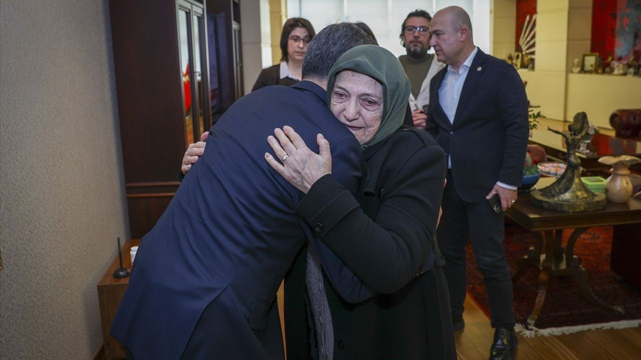 Özgür Özel, Sinan Ateş'in Annesi Saniye Ateş ile Görüştü