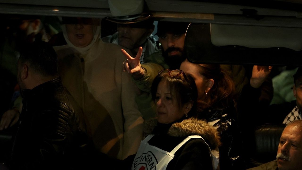 Ramallah'ta Coşkulu Karşılama: İsrail'in Serbest Bıraktığı Filistinli Esirler Geri Döndü