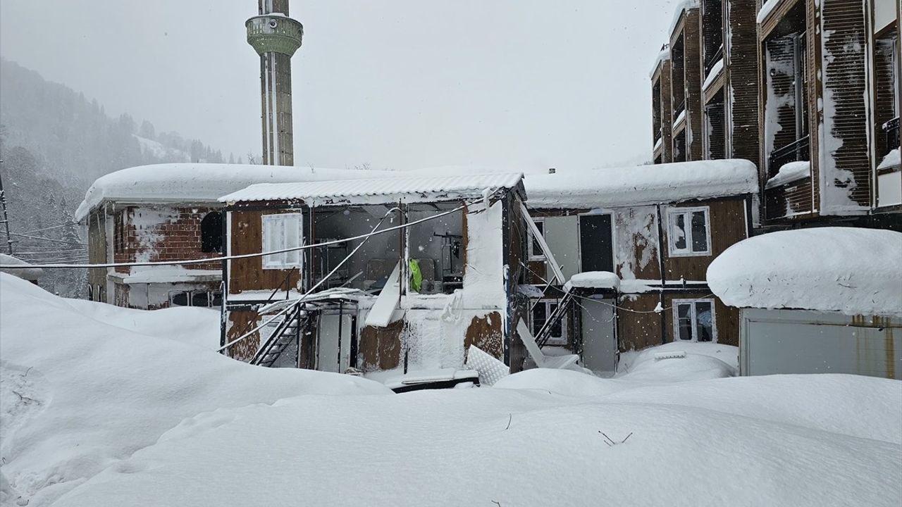 Rize'de Çığ Düşmesi Restoran ve Konteynerlere Zarar Verdi