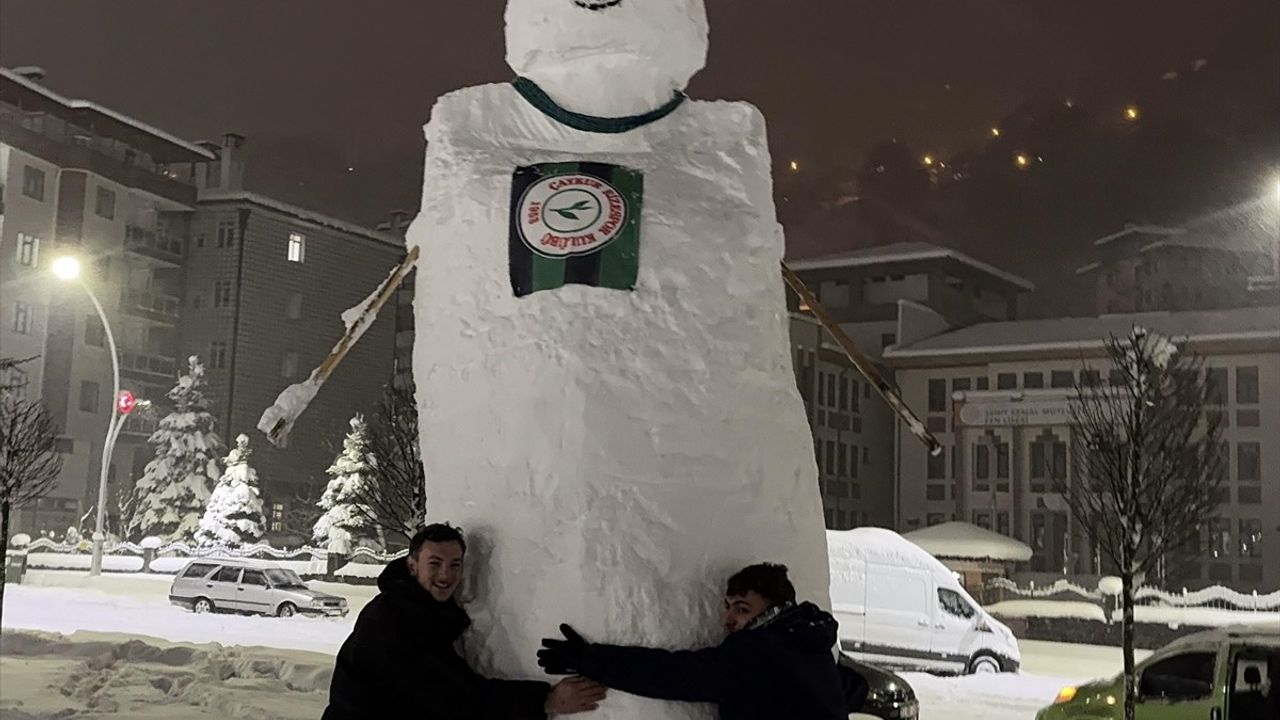 Rize'de Gençlerden 4,5 Metrelik Dev Kardan Adam