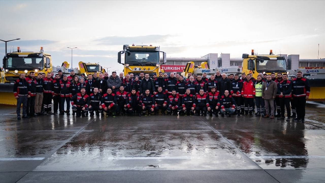 Sabiha Gökçen Havalimanı'nda Karla Mücadele Çalışmaları Kesintisiz Sürüyor