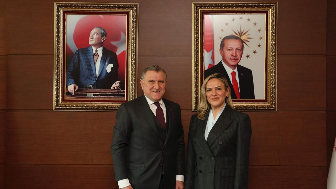 Şafak Müderrisgil, Bakan Osman Aşkın Bak'ı Ziyaret Etti