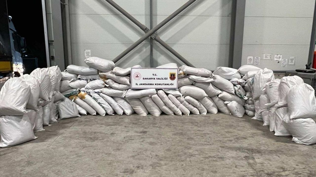 Sakarya'da Durdurulan Tırda 3,5 Ton Kıyılmış Tütün Ele Ge geçirildi