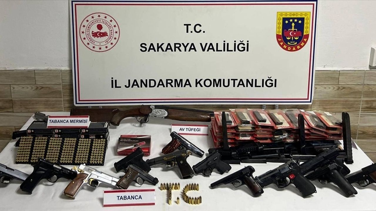 Sakarya'da Kaçakçılık Operasyonu: 14 Ruhsatsız Silah Ele Geçirildi