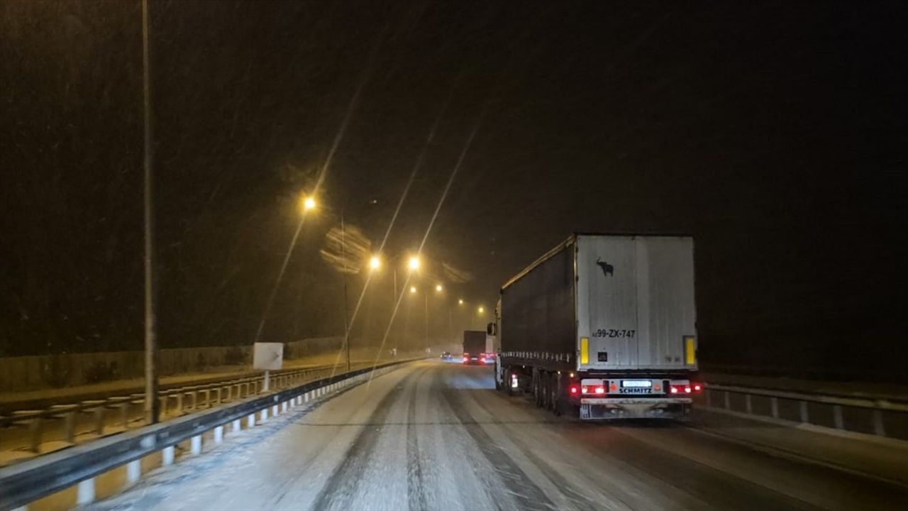 Samsun-Ankara Yolunda Çorum Kesiminde Kar Yağışı Etkili Oluyor
