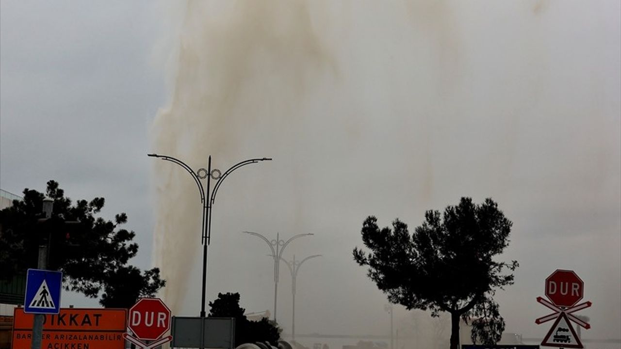 Samsun'da İçme Suyu İsale Hattı Patladı: Çevre Su Altında Kaldı