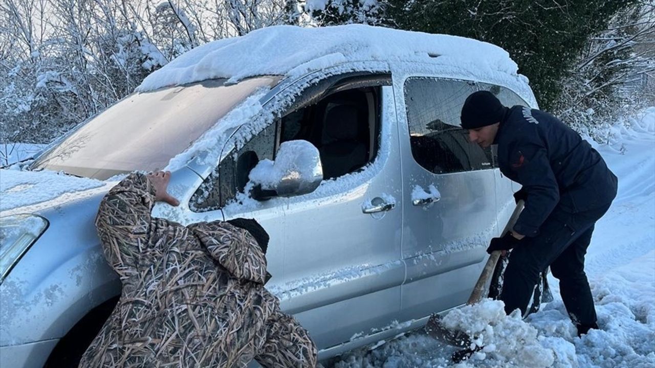 Samsun'da Jandarma, Karda Mahsur Kalan Hastayı Kurtardı