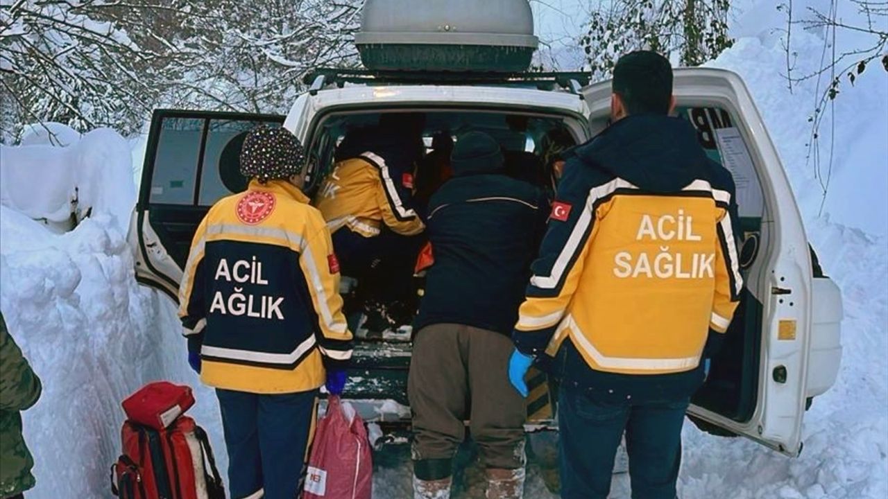Samsun'da Kar Mağdurlarına Yardım: 98 Hasta Hastaneye Ulaştırıldı