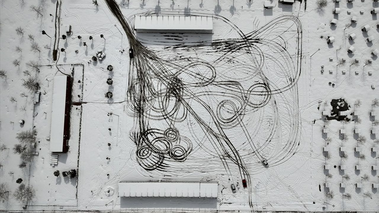 Samsun'da Kar Manzaraları: Amazon Adası'ndaki Heykeller Büyüleyici Görüntülere Büründü