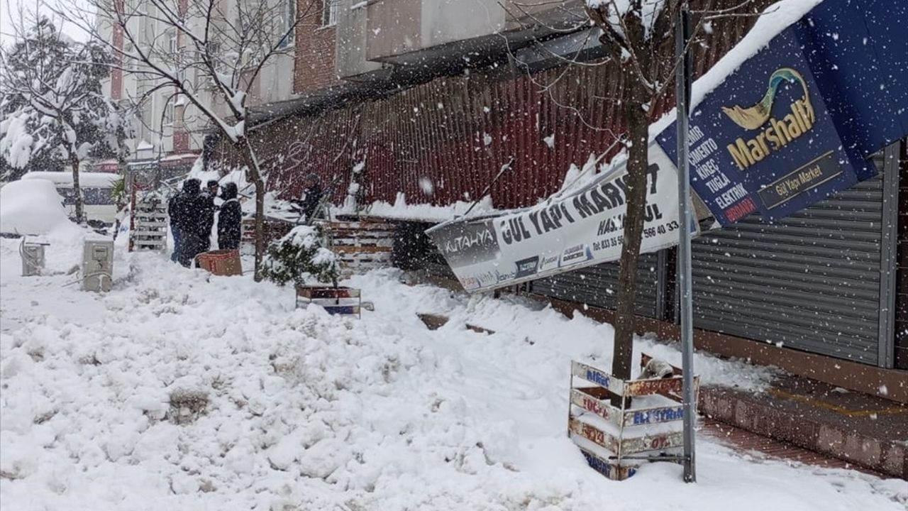 Samsun'da Yoğun Kar Yağışı Tenteleri Çöktürdü