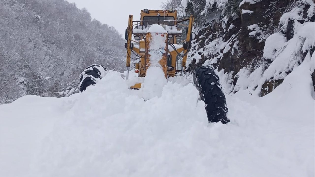 Samsun Yakakent'te Kar Kalınlığı 1,5 Mete Ulaşarak Hayatı Olumsuz Etkiliyor