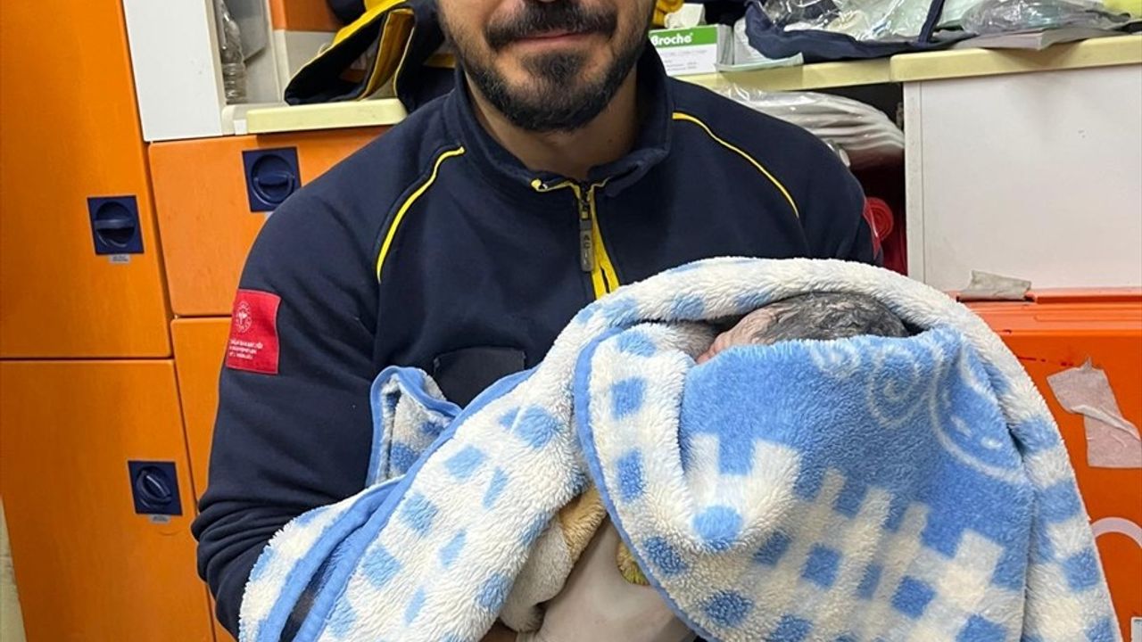 Şanlıurfa'da Ambulans İle Doğum: İki Bebeğe Sağlık Çalışanının Adı Verildi