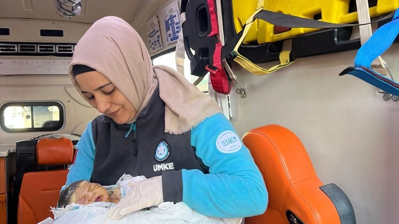 Şanlıurfa'da Ambulansta Doğum: Bebek Sağlık Çalışanının Adını Aldı