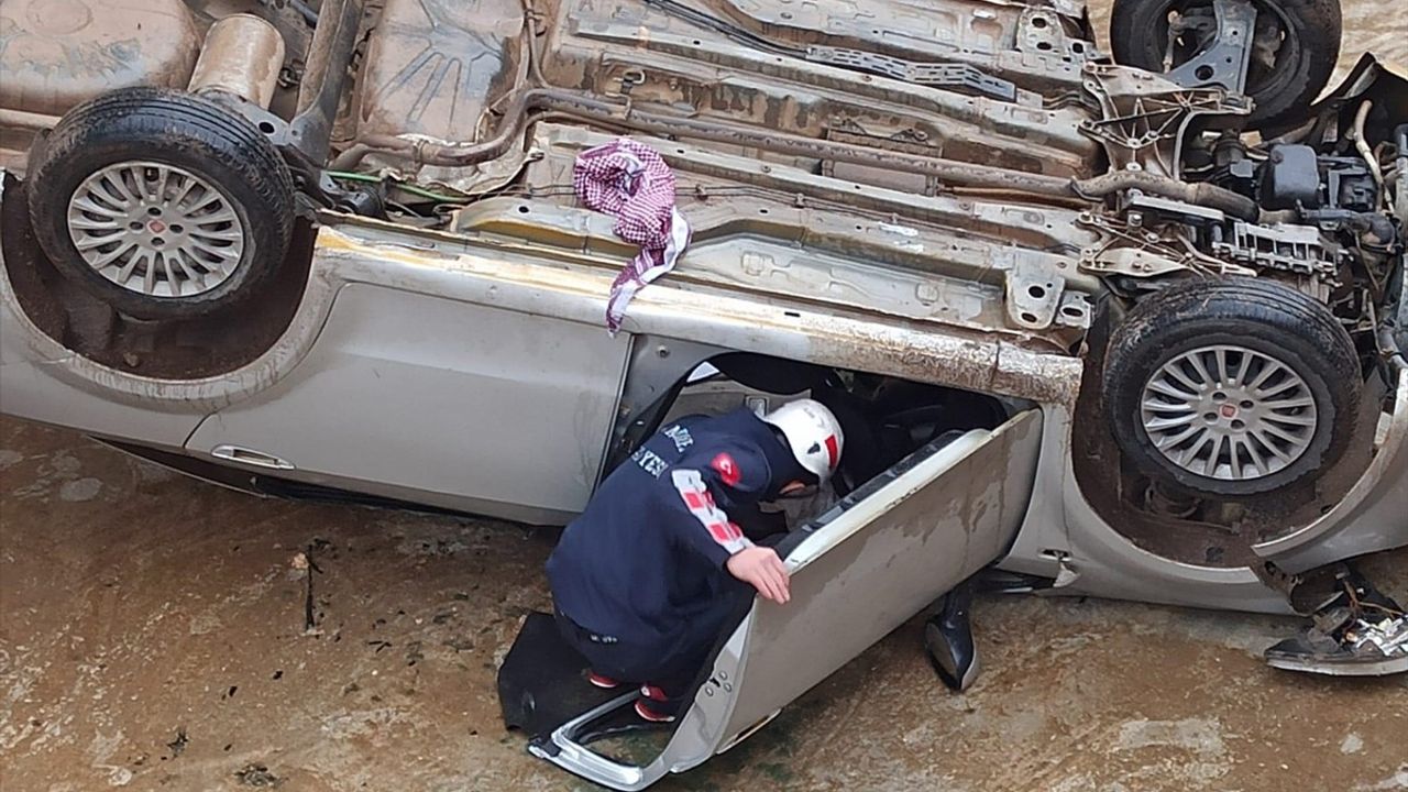 Şanlıurfa'da Dere Yatağına Düşen Otomobilde İki Yaralı