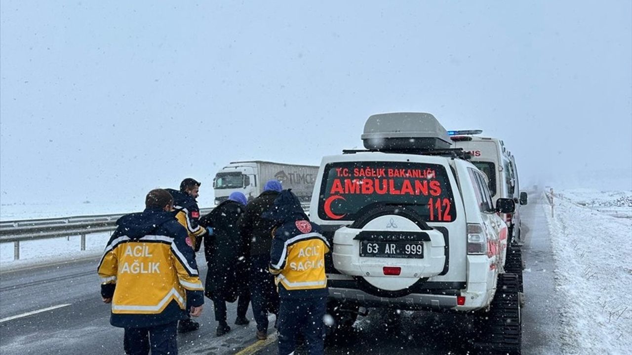 Şanlıurfa'da Karla Kaplanan Yolda Hasta, Paletli Ambulansla Kurtarıldı
