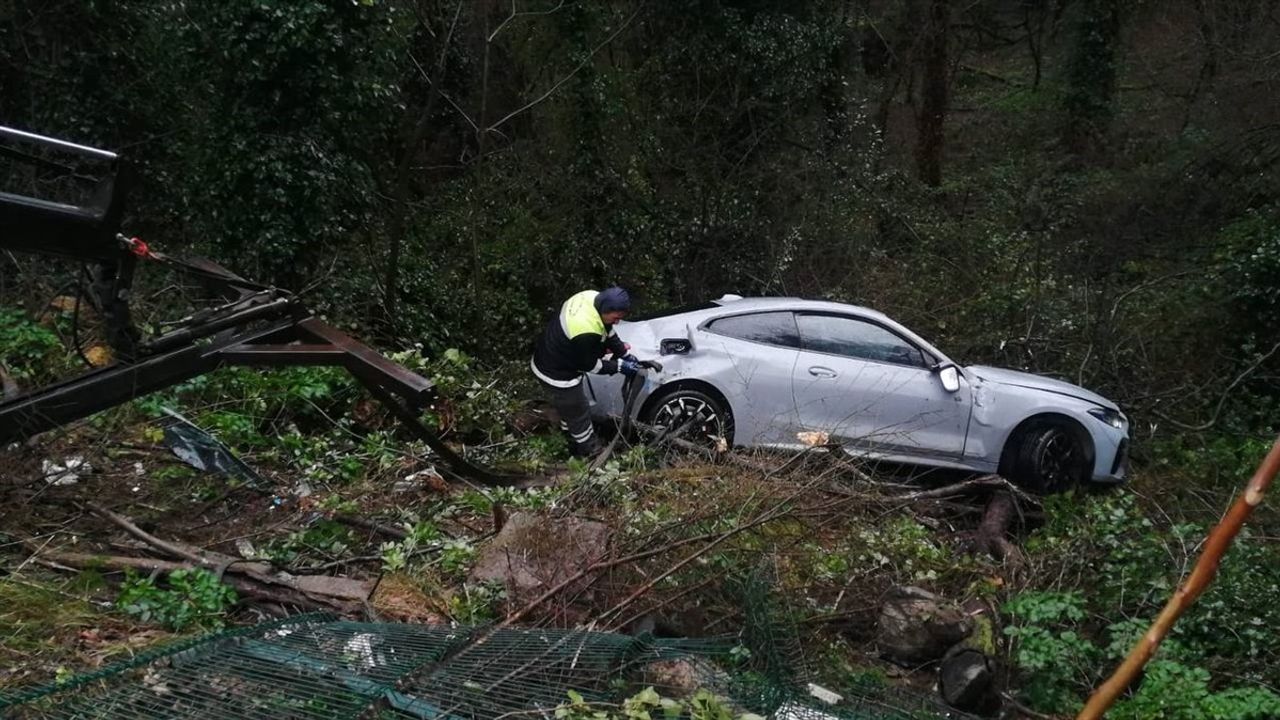Sarıyer'de Kontrolden Çıkan Araç Ağaçlığa Düştü, Sürücü Sağ Kurtuldu