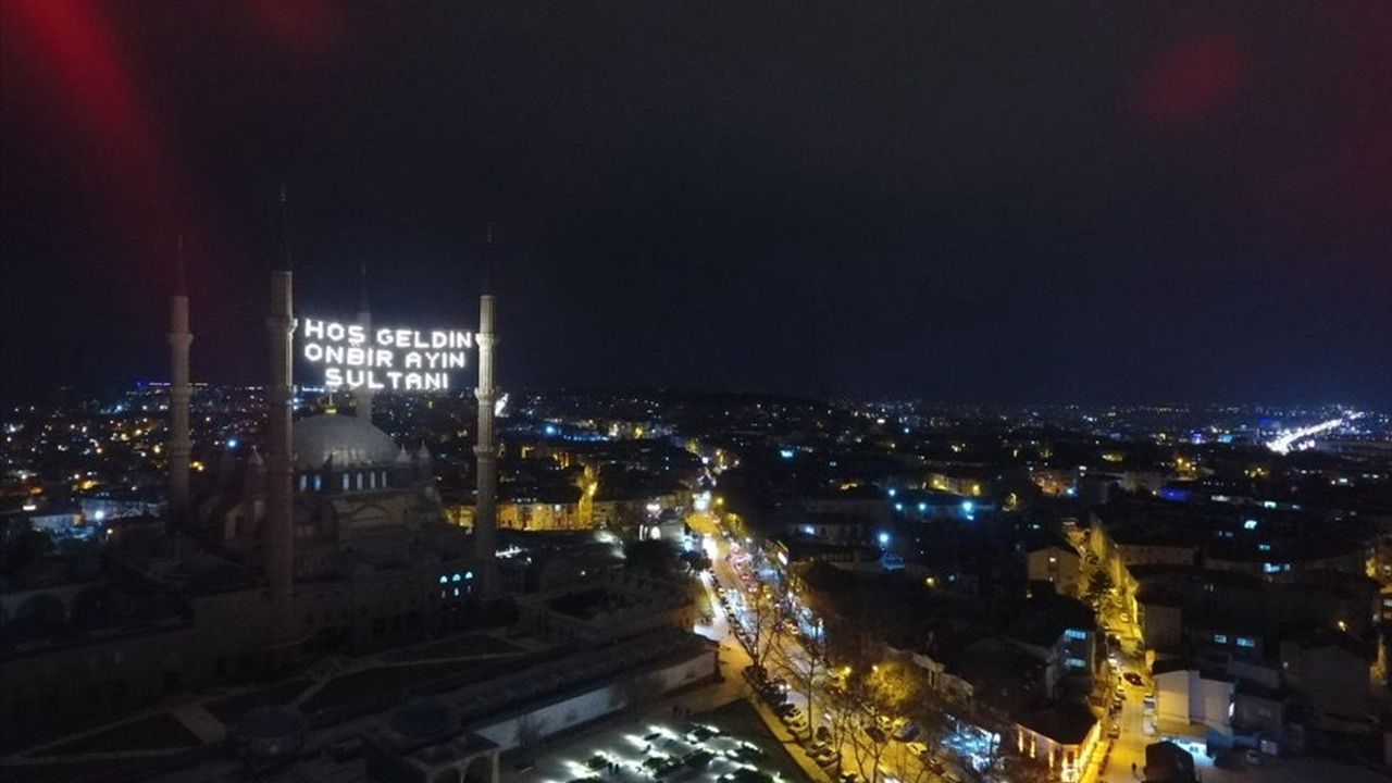 Selimiye Camisi'nde Ramazan Coşkusu: Mahya Aydınlatıldı