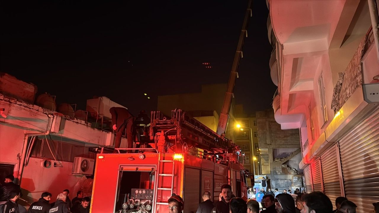 Siirt'te 10 Katlı Bina Yangını: Tahliyeler Devam Ediyor