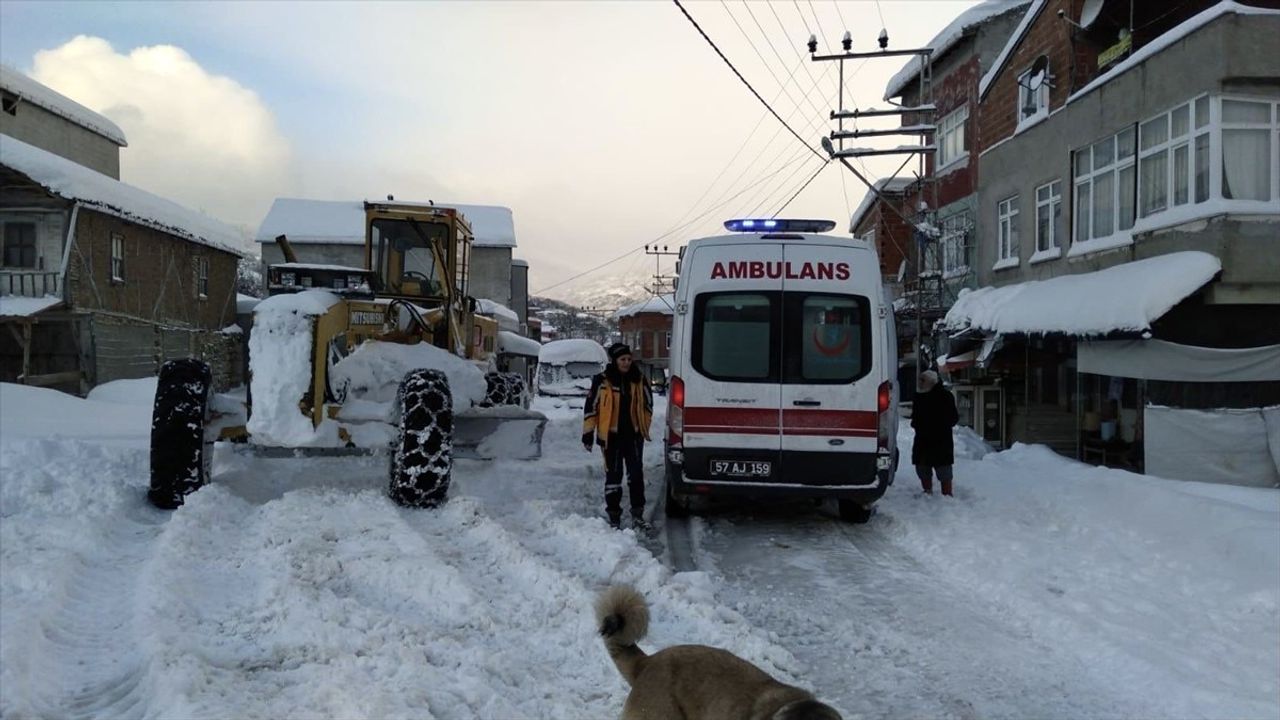 Sinop'ta Kar Engellerini Aşan Ekipler, 74 Hastayı Hastaneye Ulaştırdı