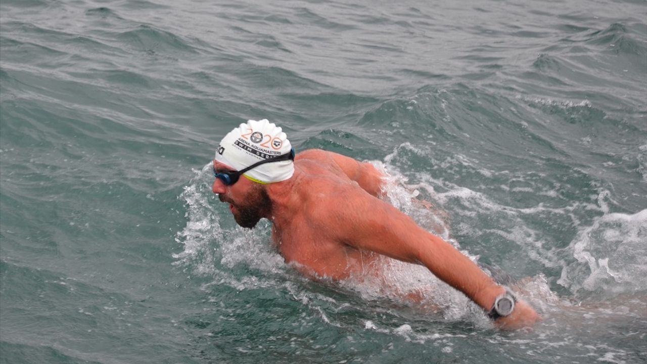 Sinop'ta Sporcular Kar Altında Denizde Antrenman Yaptı