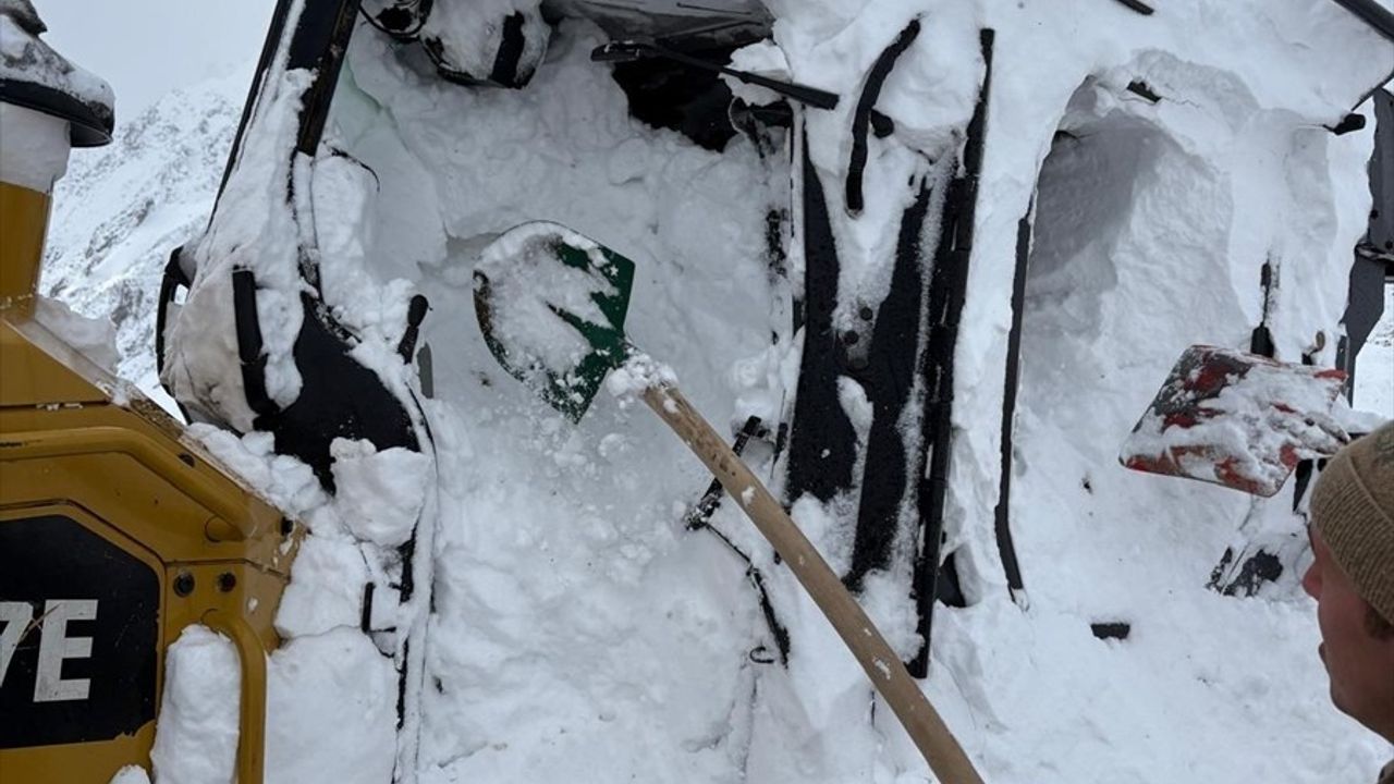 Şırnak'ta İş Makinesine Çığ Düştü: Kurtarma Operasyonu Başarıyla Gerçekleşti