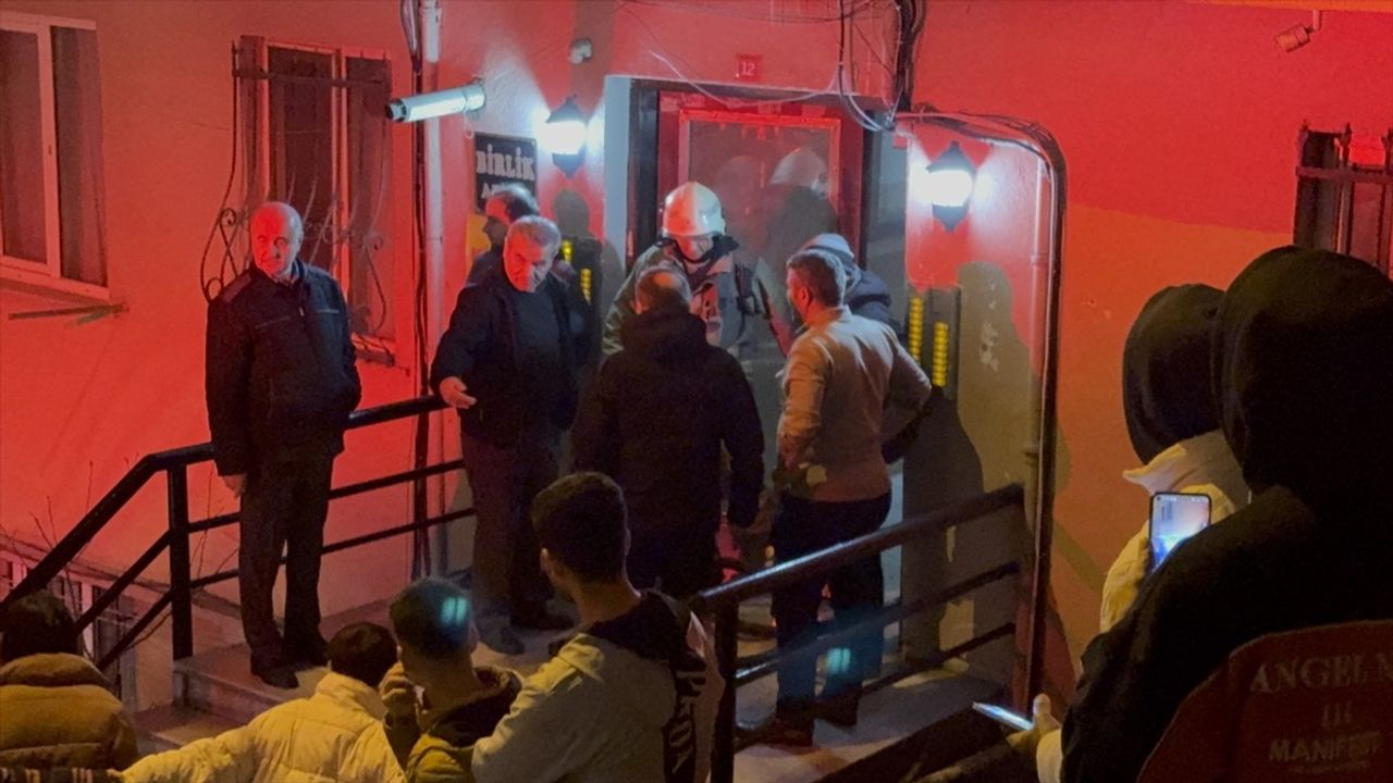 Şişli'de 8 Katlı Binada Yangın Alev Alevdi: İtfaiye Ekipleri Hızla Müdahale Etti