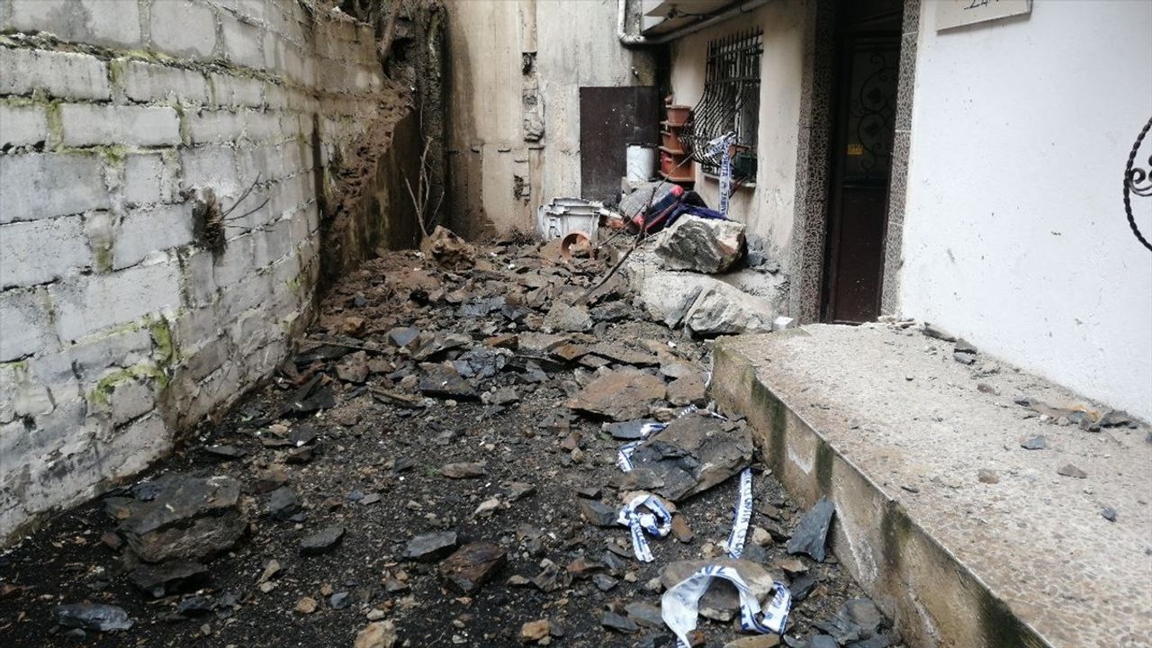 Şişli'de Yamaçtan Kopan Kayalar Bina Önüne Düştü
