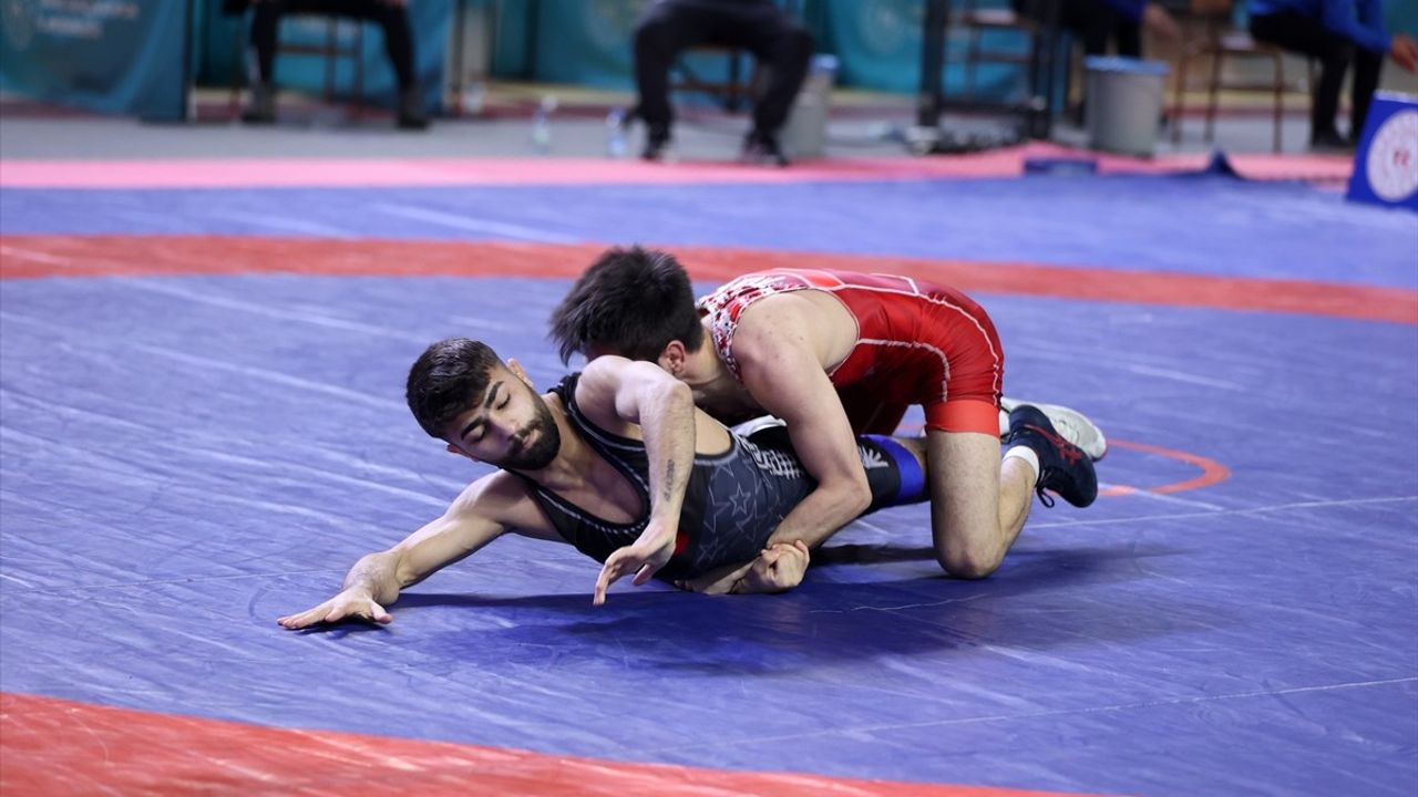 Sivas'ta 23 Yaş Altı Türkiye Güreş Şampiyonası Açılışı Yapıldı