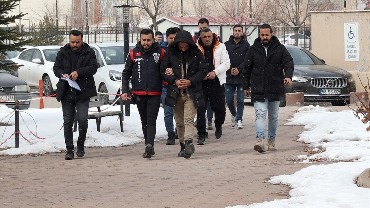 Sivas'ta Silah Kaçakçılığı Operasyonu: 4 Şüpheli Gözaltında