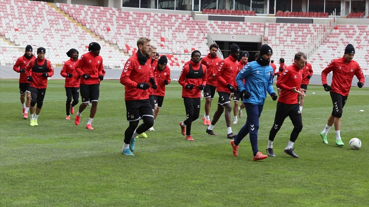 Sivas Valisi Şimşek'ten Sivasspor'a Destek Çağrısı: Şehir Tek Yürek Olmalı