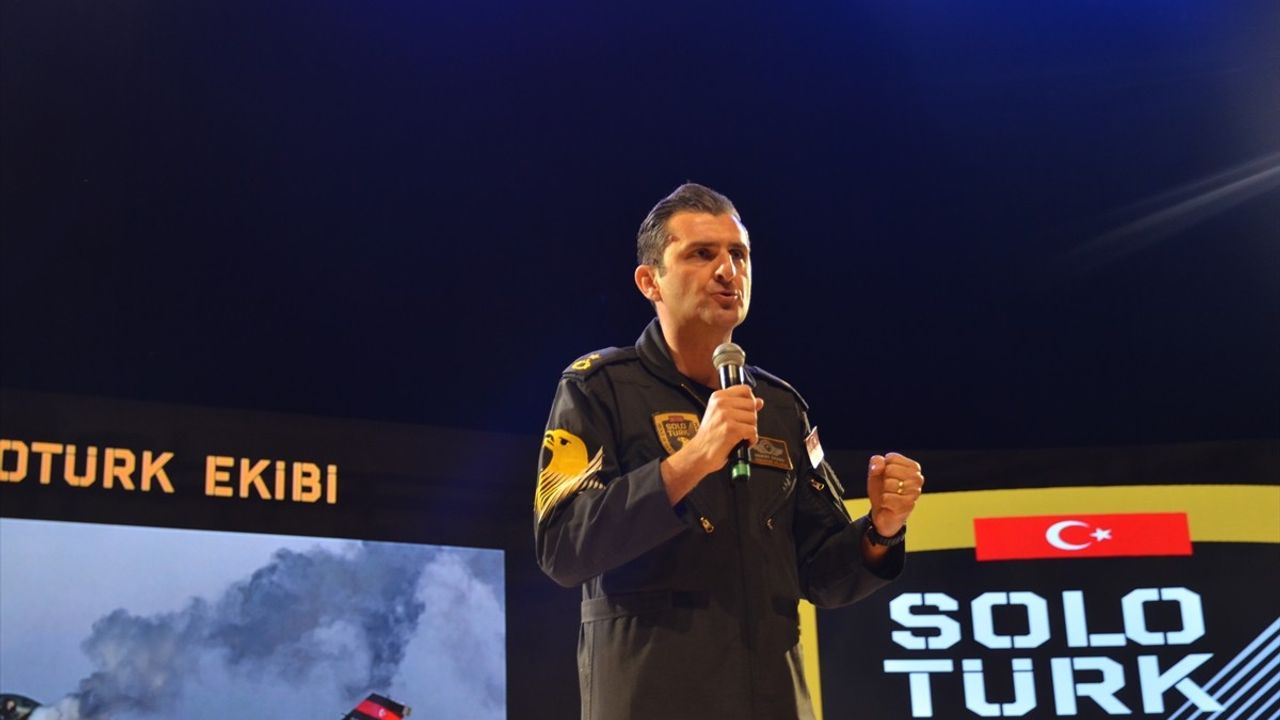 SOLOTÜRK Pilotları Gençlerle İkaf'25'te Buluştu