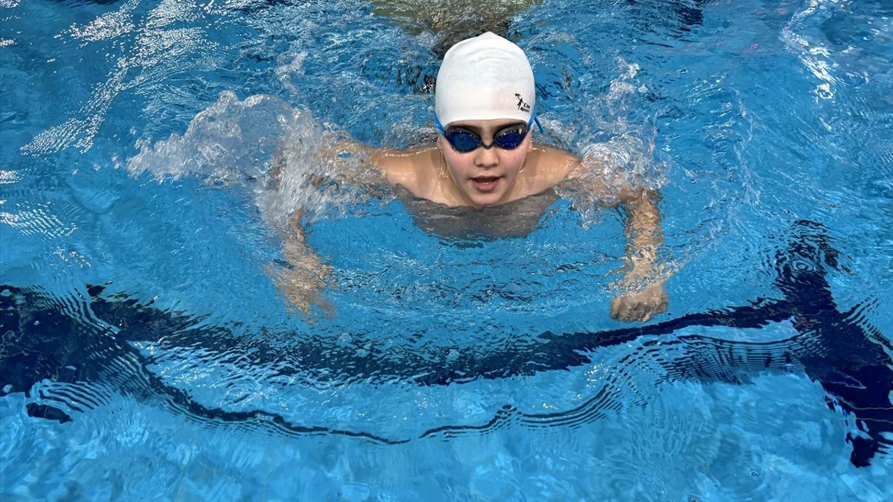 Su Korkusunu Yenen 10 Yaşındaki Huzeyfe Berat, Yüzmede Şampiyonluklara Koşuyor