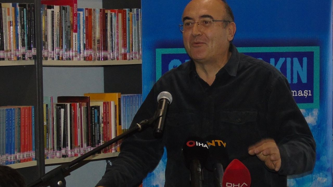 Sunay Akın'ın Yeni Kitabı 'Koyu Mavi Memleket Kumaşı' Gaziantep'te Tanıtıldı