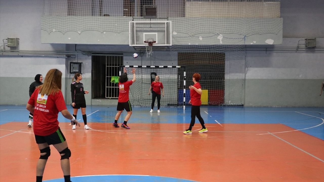 Tekirdağ Veteranlar: Kadınların Hentbol Tutkusu İş Stresini Azaltıyor