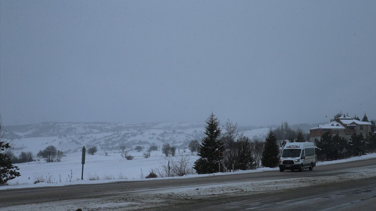 Tokat-Sivas Kara Yolunda Kar Yağışı Etkili Oluyor