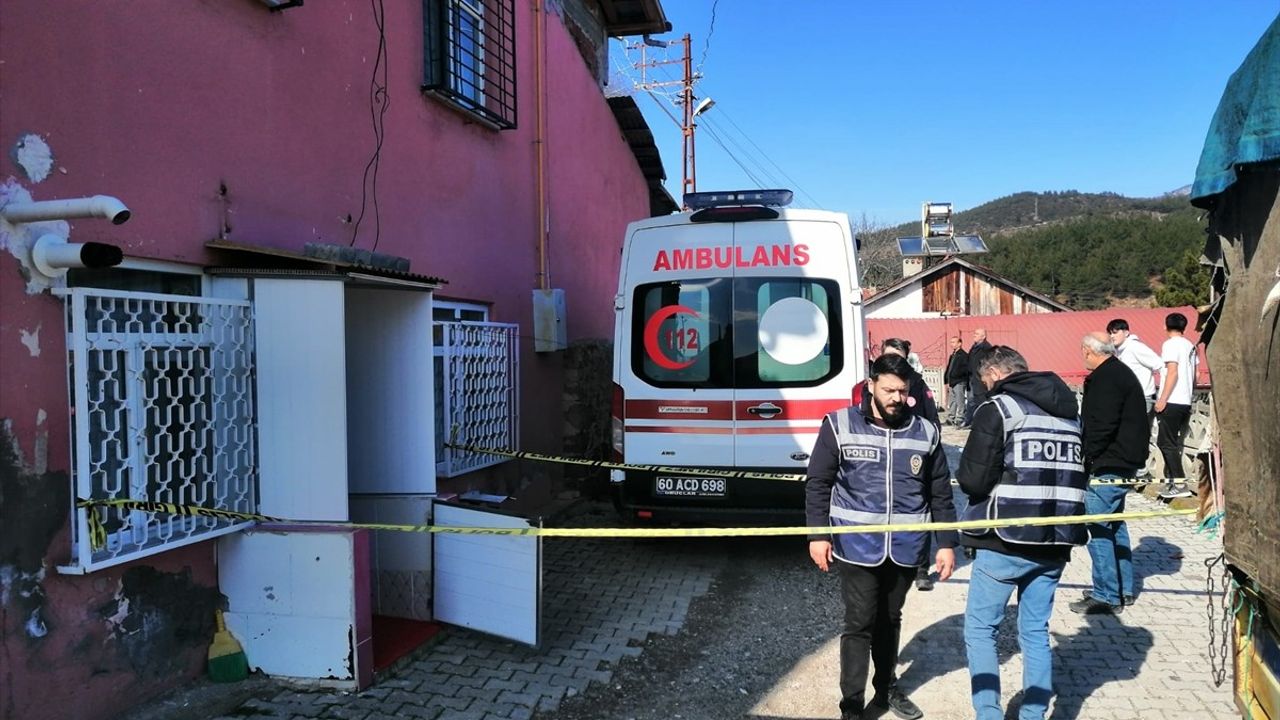 Tokat'ta Babasını Keserle Öldüren Oğul Tutuklandı