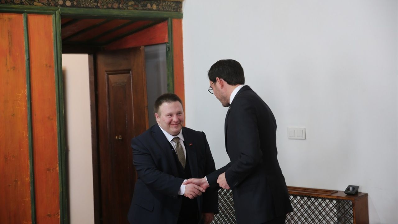 Tokat'ta Down Sendromlu Ethem Ay, Belediye Başkanı Yazıcıoğlu'nun Temsili Özel Kalem Müdürü Oldu