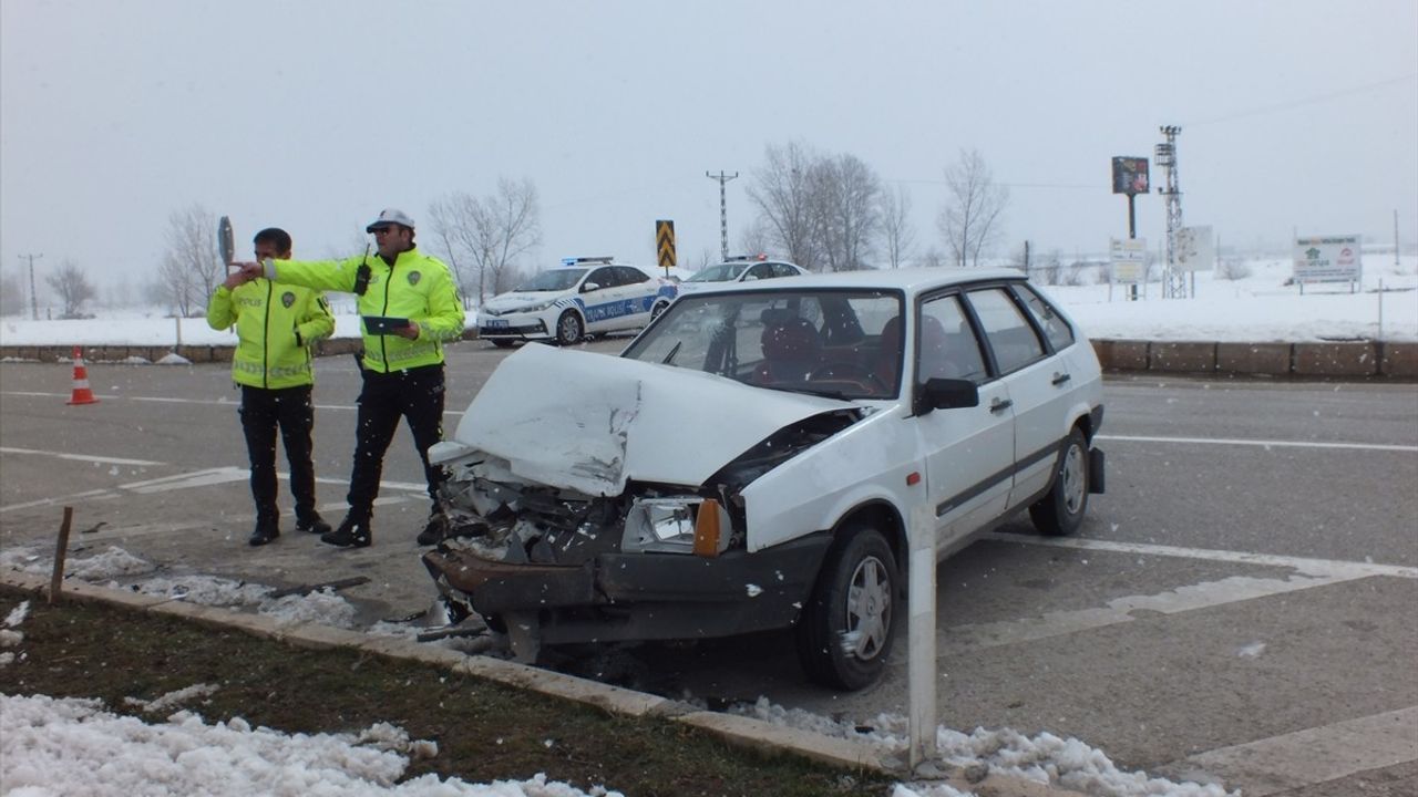 Tokat'ta İki Otomobil Çarpıştı: 3 Yaralı