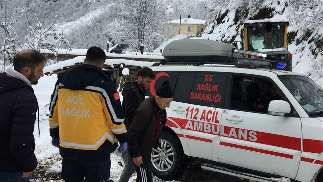 Tokat'ta Kardan Kapanan Yolda Hasta Kurtarıldı