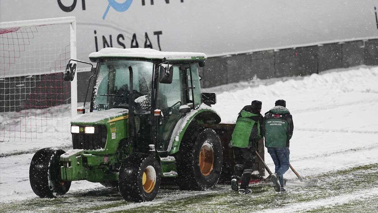 Trendyol 1. Lig'de Kar Engeli: Ümraniyespor ve Sakaryaspor 0-0 Berabere Kaldı