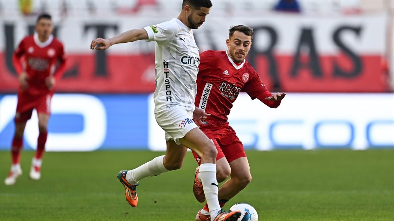 Trendyol Süper Lig: Onvo Antalyaspor İlk Yarıda Kasımpaşa'yı Geçti